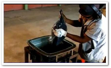 Na primeira etapa do processo de Rotomoldagem o Polímero premedido é colocado no molde