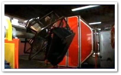 Na terceira etapa do processo de Rotomoldagem o molde ainda girando é mantido em uma área de resfriamento.