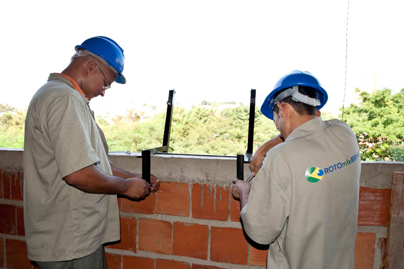 1º Passo - Primeiro, instale a estrutura de apoio no peitoril de uma janela.